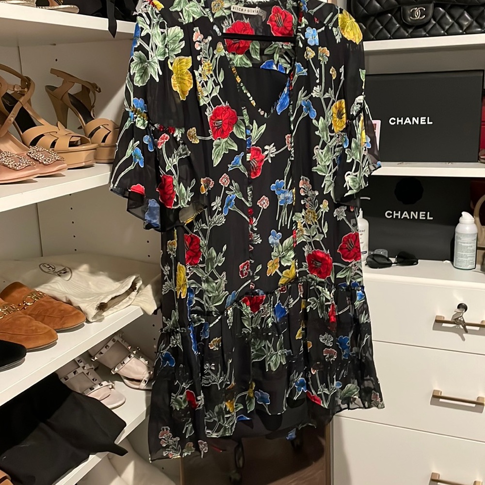 Alice and Olivia size Small dress. Flowy and beautifully detailed